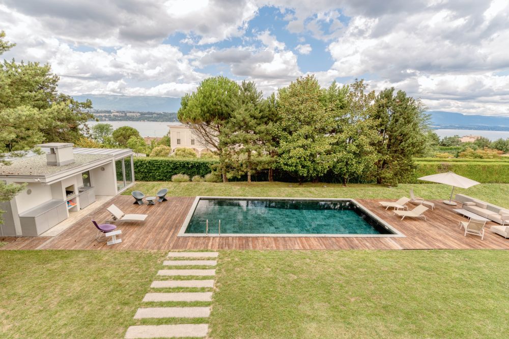 Außenbereich mit Pool und Seeblick