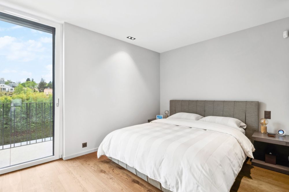 Modernes Schlafzimmer mit Balkonzugang