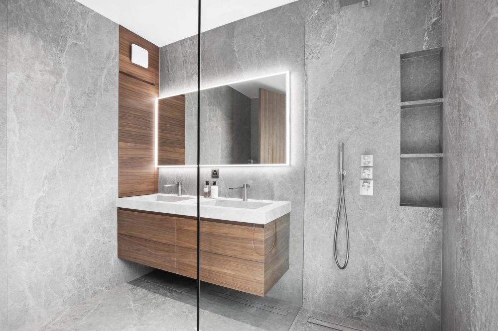 Modernes Badezimmer mit grauer Steinoptik und Holzwaschtisch