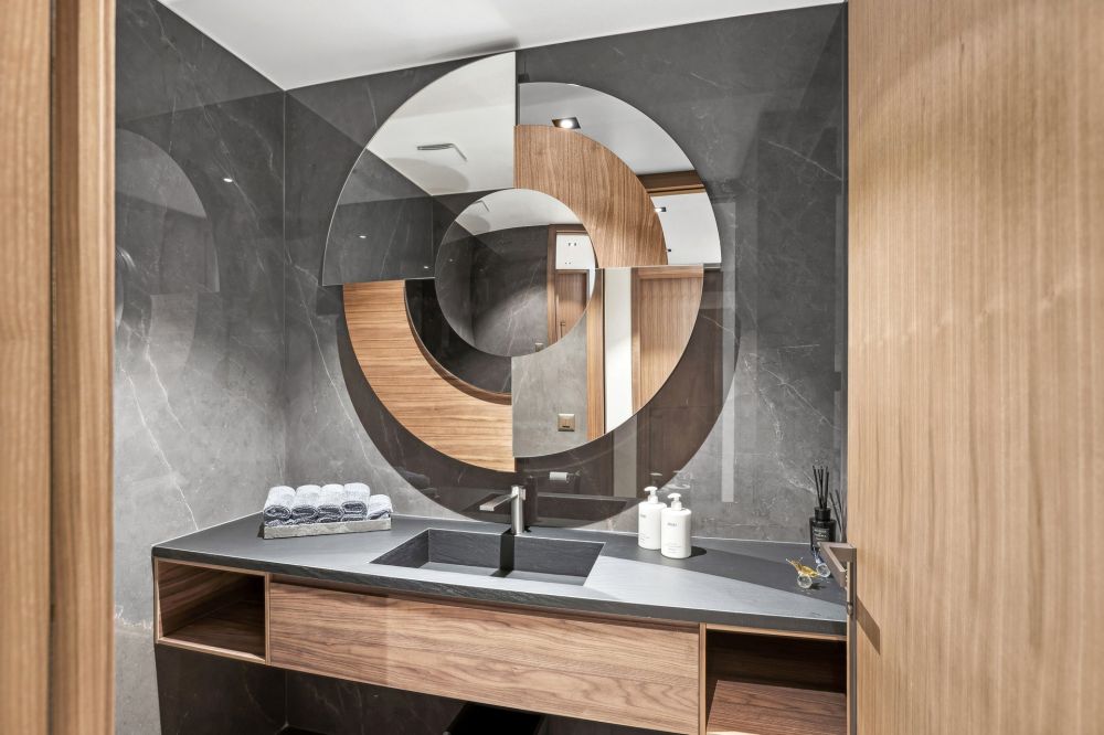 Modernes Gäste-WC mit Designerwaschtisch