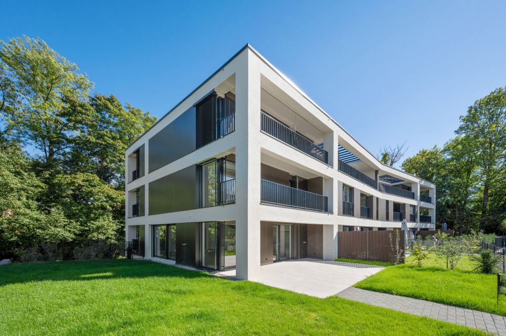 Moderne Mehrfamilienhausanlage mit Balkon und Garten