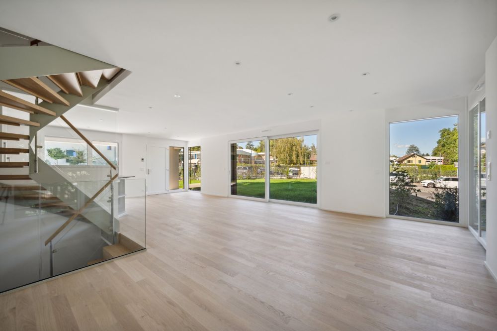 Heller offener Wohnbereich mit Treppe