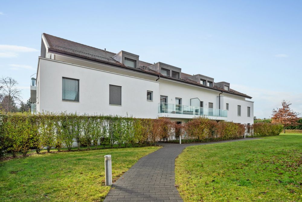 Mehrfamilienhaus mit Gartenansicht