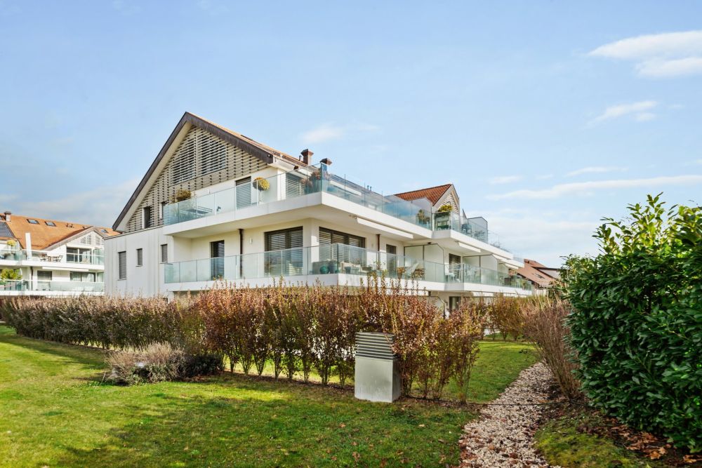 Moderne Wohnanlage mit großen Balkonen