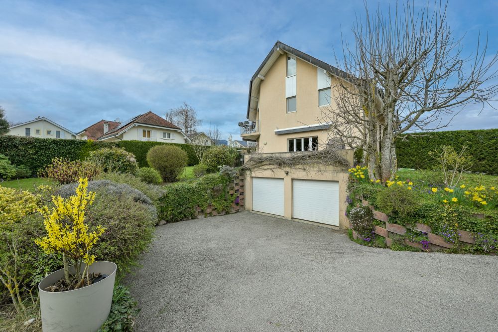 Außenansicht eines Wohnhauses mit Garten und Doppelgarage
