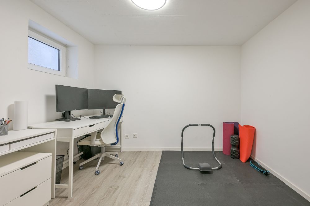 Kleiner Mehrzweckraum mit Homeoffice- und Fitnessbereich