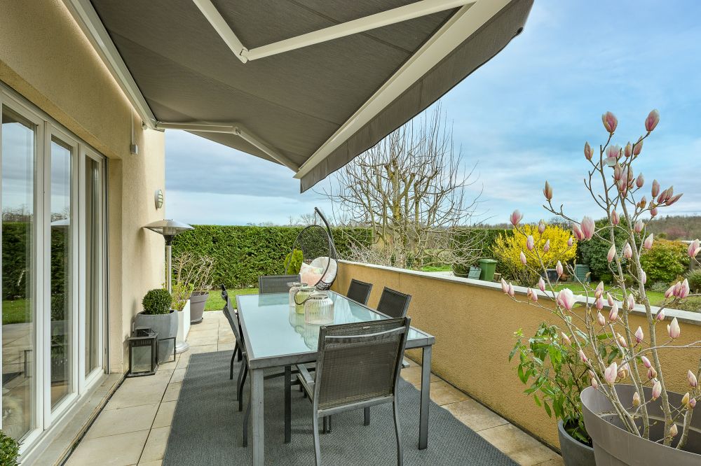 Überdachte Terrasse mit Gartenblick
