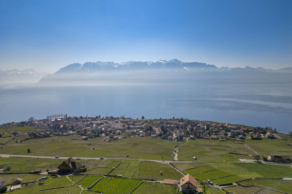 Panoramablick über See und Berge