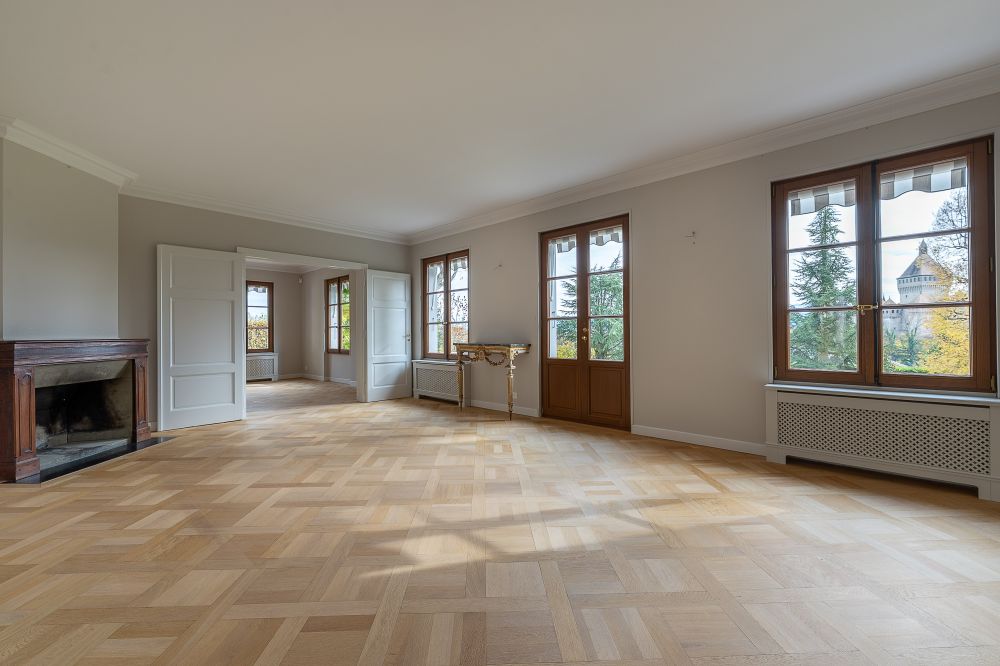 Heller historischer Wohnraum mit Dielenboden und Kamin