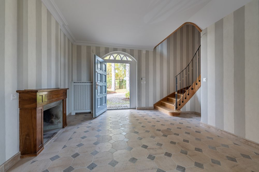 Eingangsbereich mit Treppe und Kamin