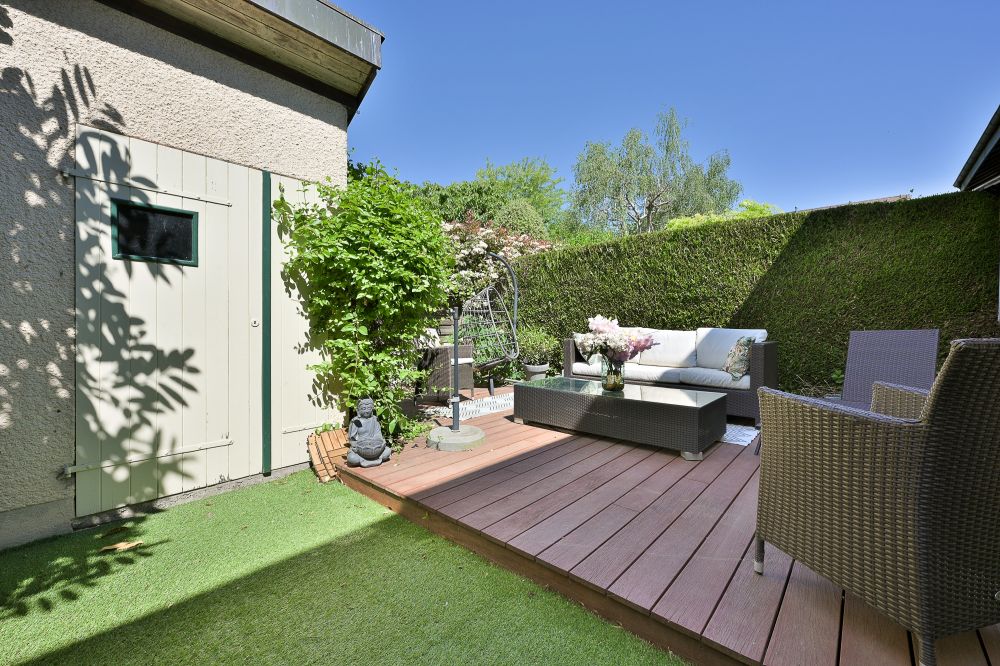 Gepflegte Gartenterrasse mit Lounge-Ecke