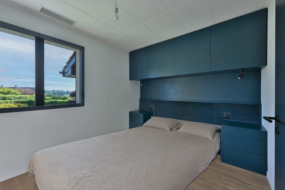 Modernes Schlafzimmer mit Einbauschränken