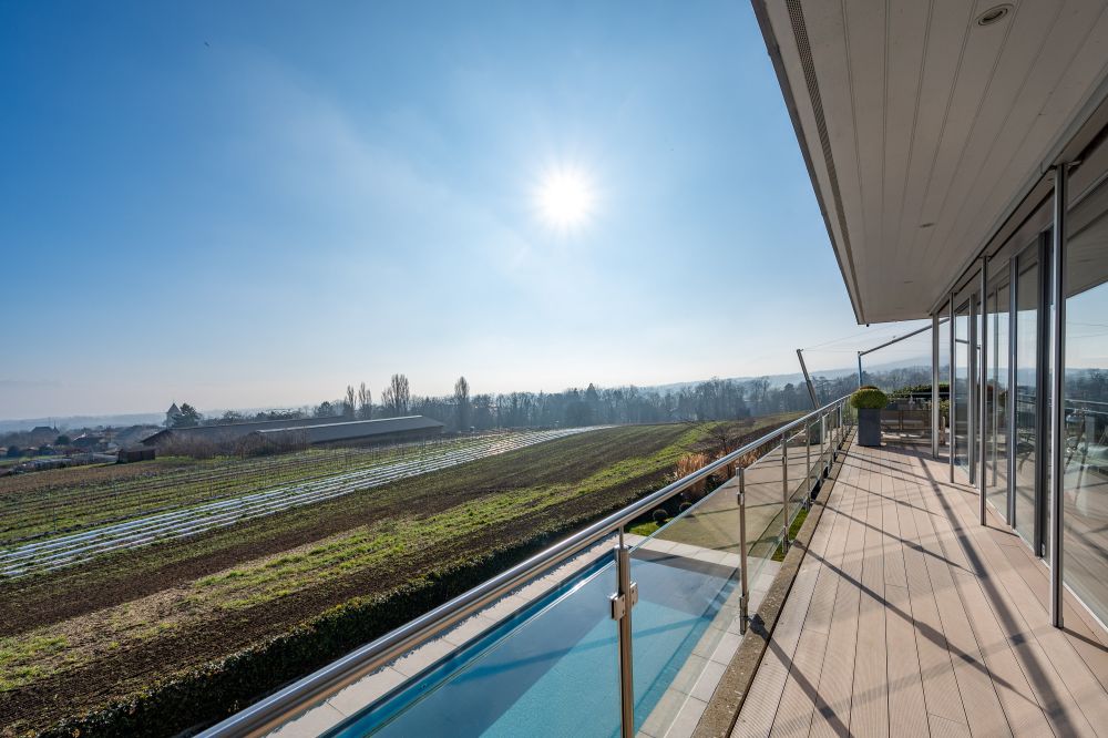 Balkon mit Weitblick über Felder