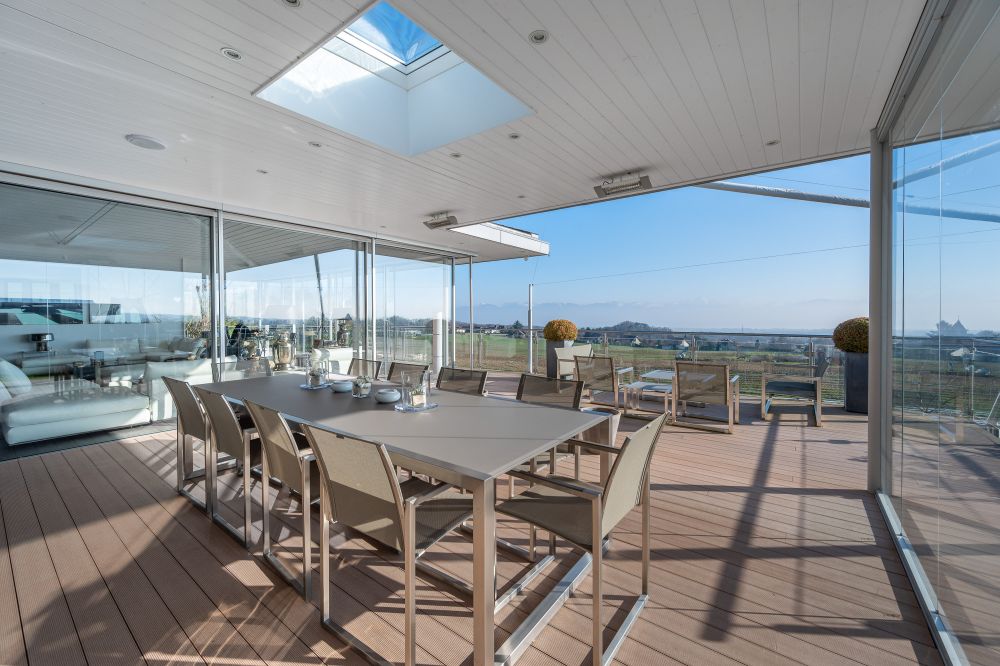 Überdachte Terrasse mit Essbereich und Panoramablick
