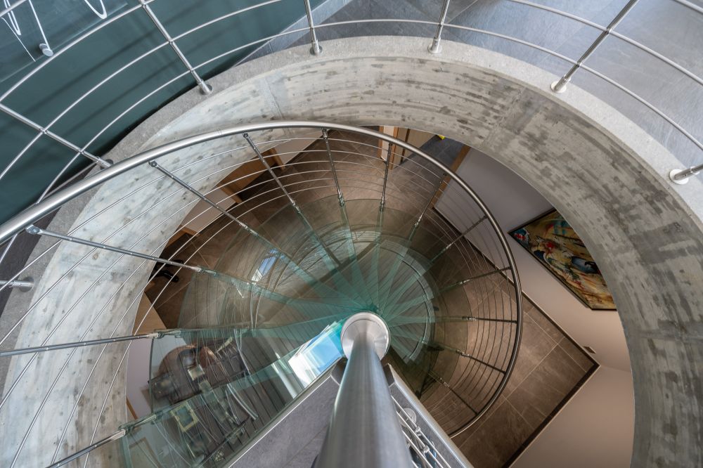 Spindeltreppe mit Glasgeländer