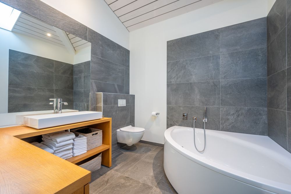 Modernes Badezimmer mit Badewanne und Waschtisch