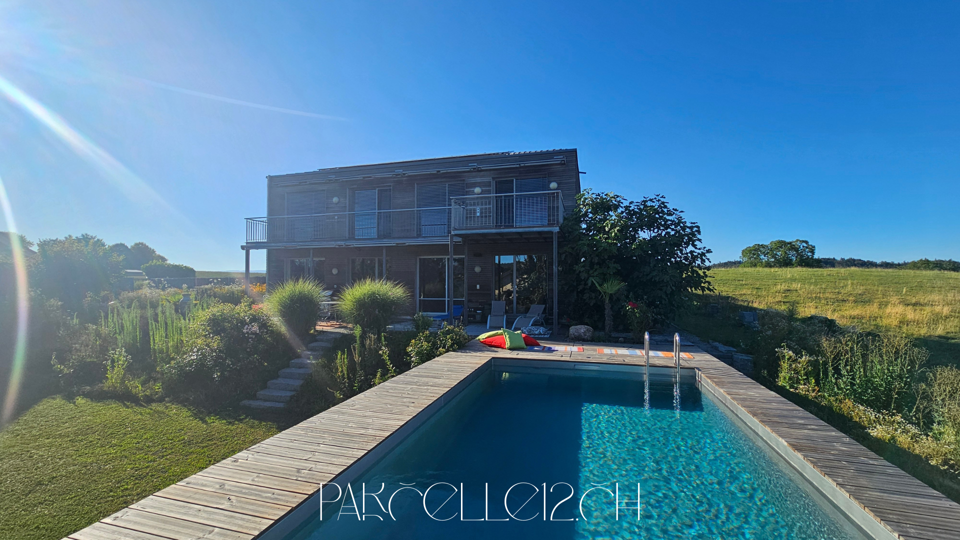 Modernes Haus mit Pool und Gartenblick