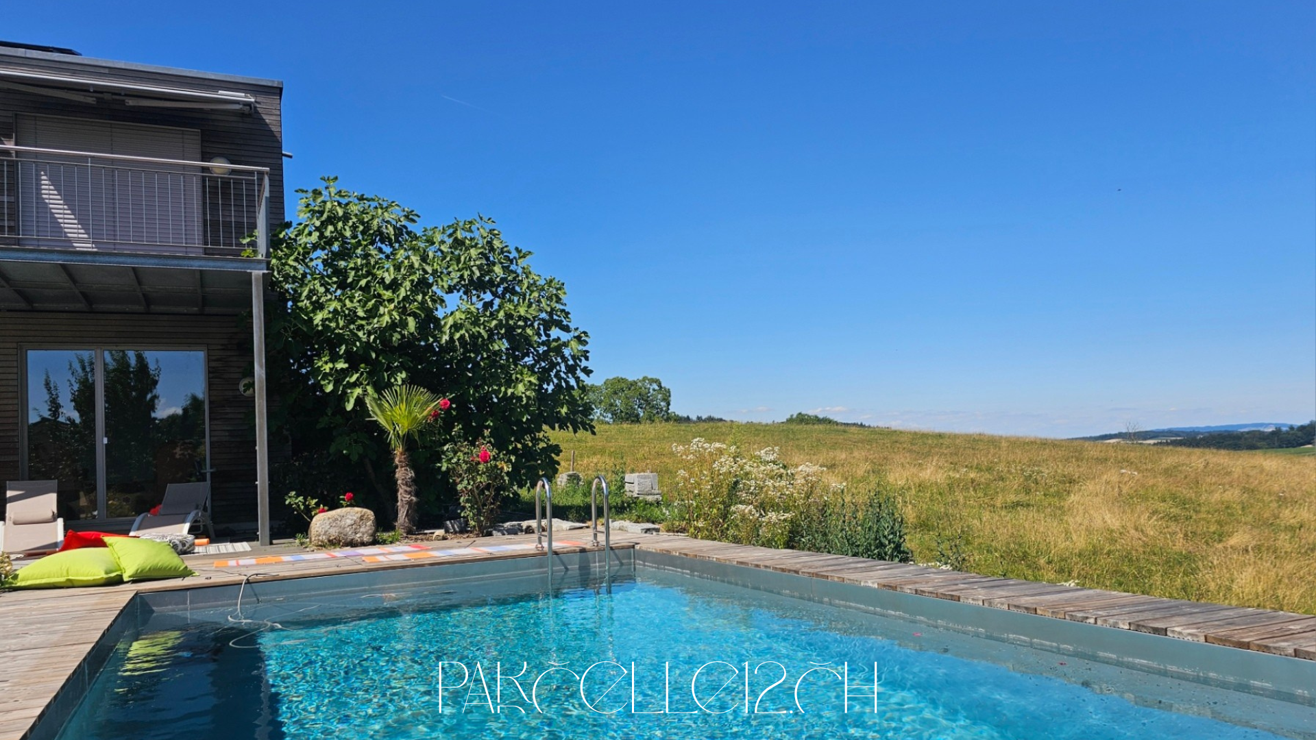 Außenbereich mit Pool und weiter Landschaft