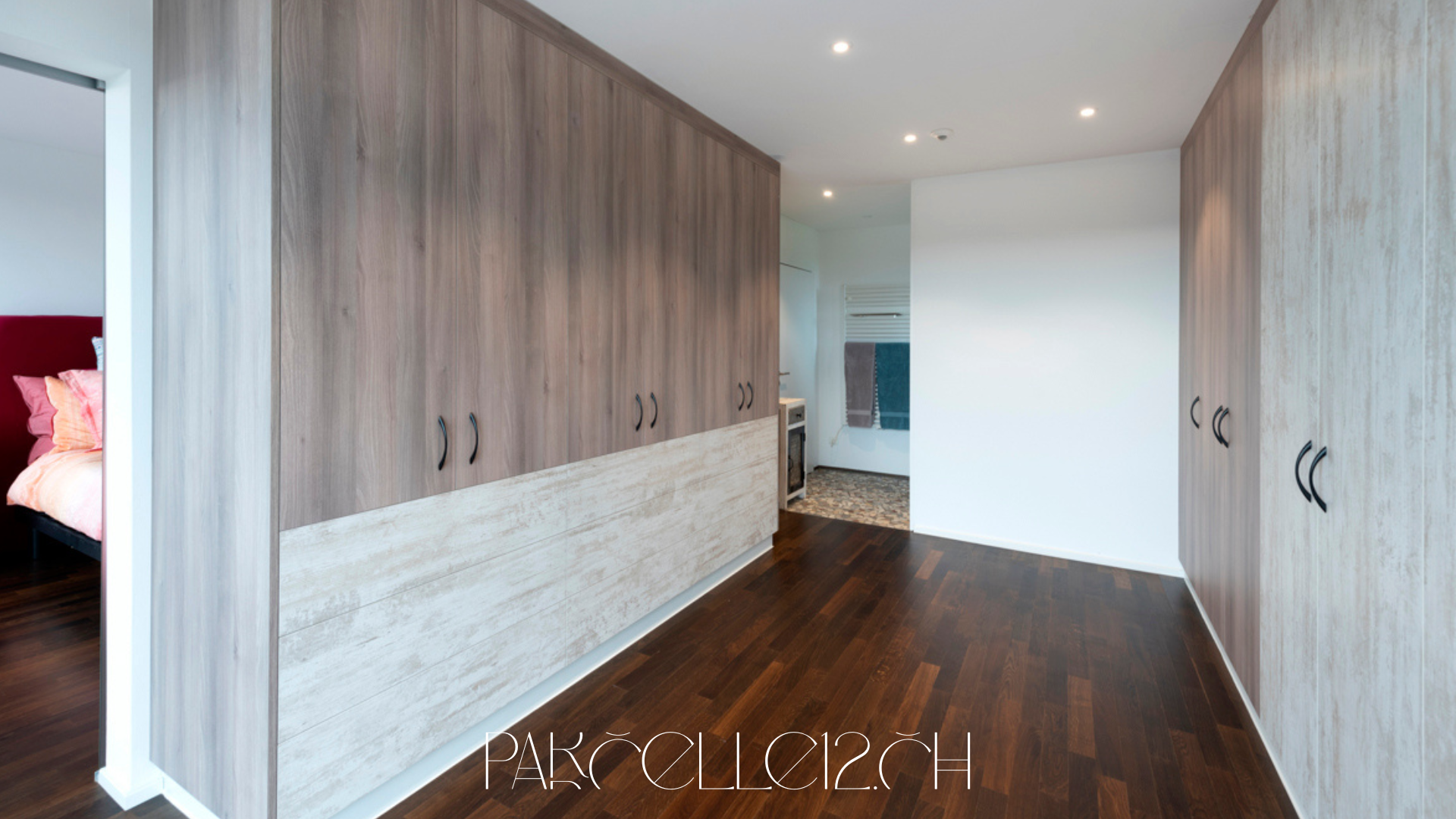 Begehbarer Kleiderschrank mit Blick in den angrenzenden Bereich