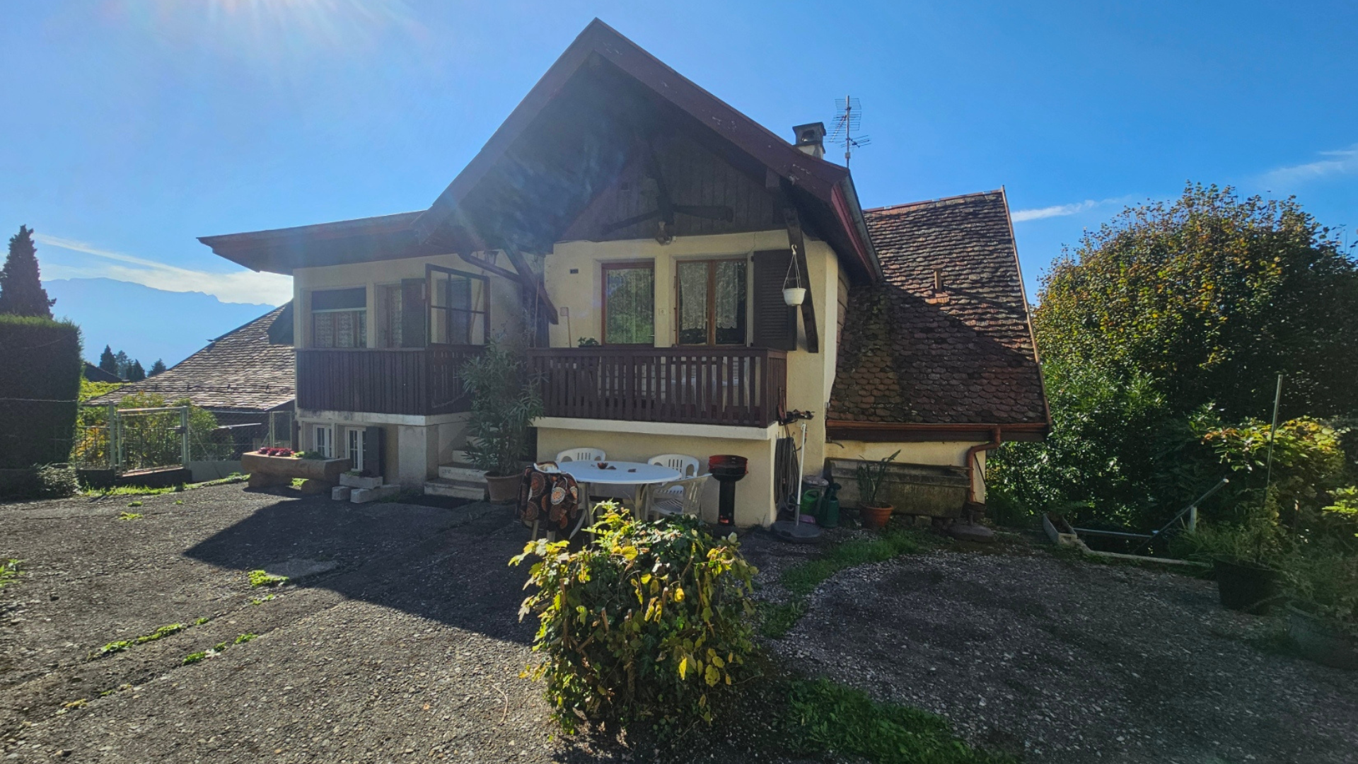 Traditionelles Chalet mit Balkon und Garten