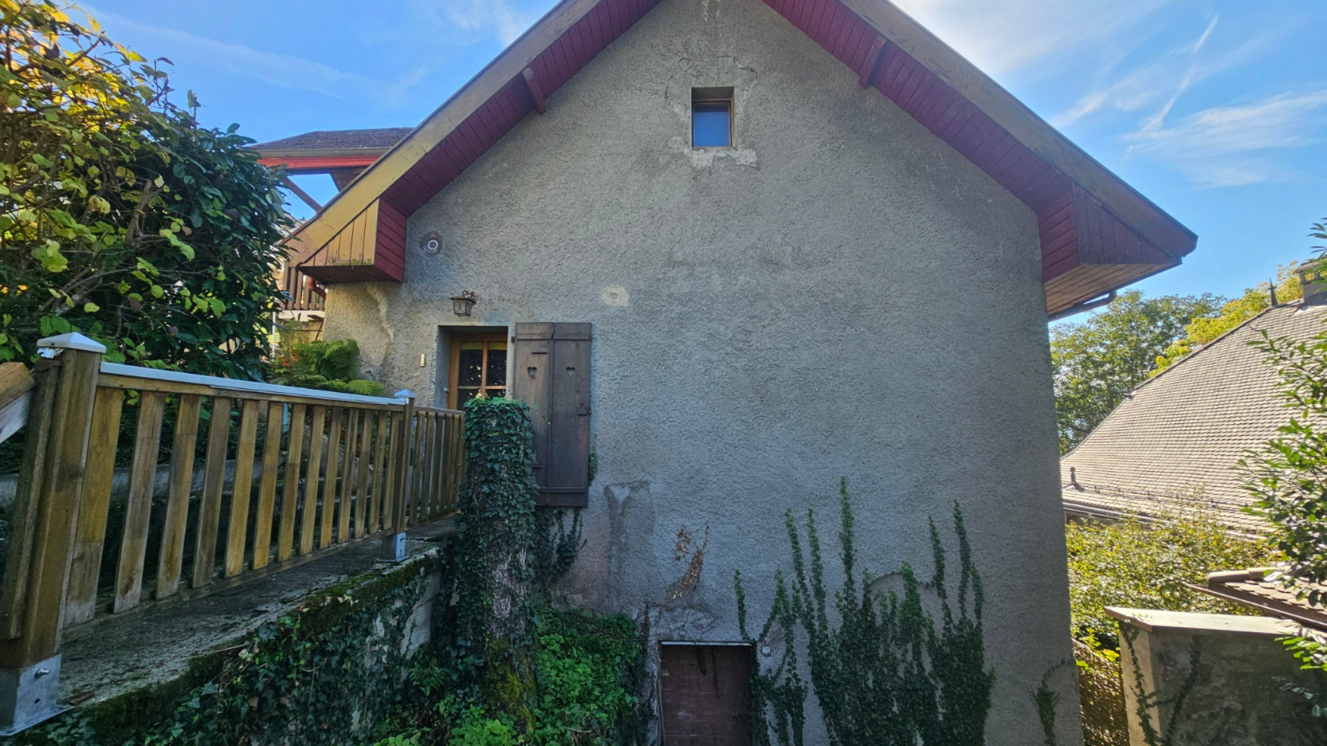 Außenansicht eines Hauses mit Putzfassade