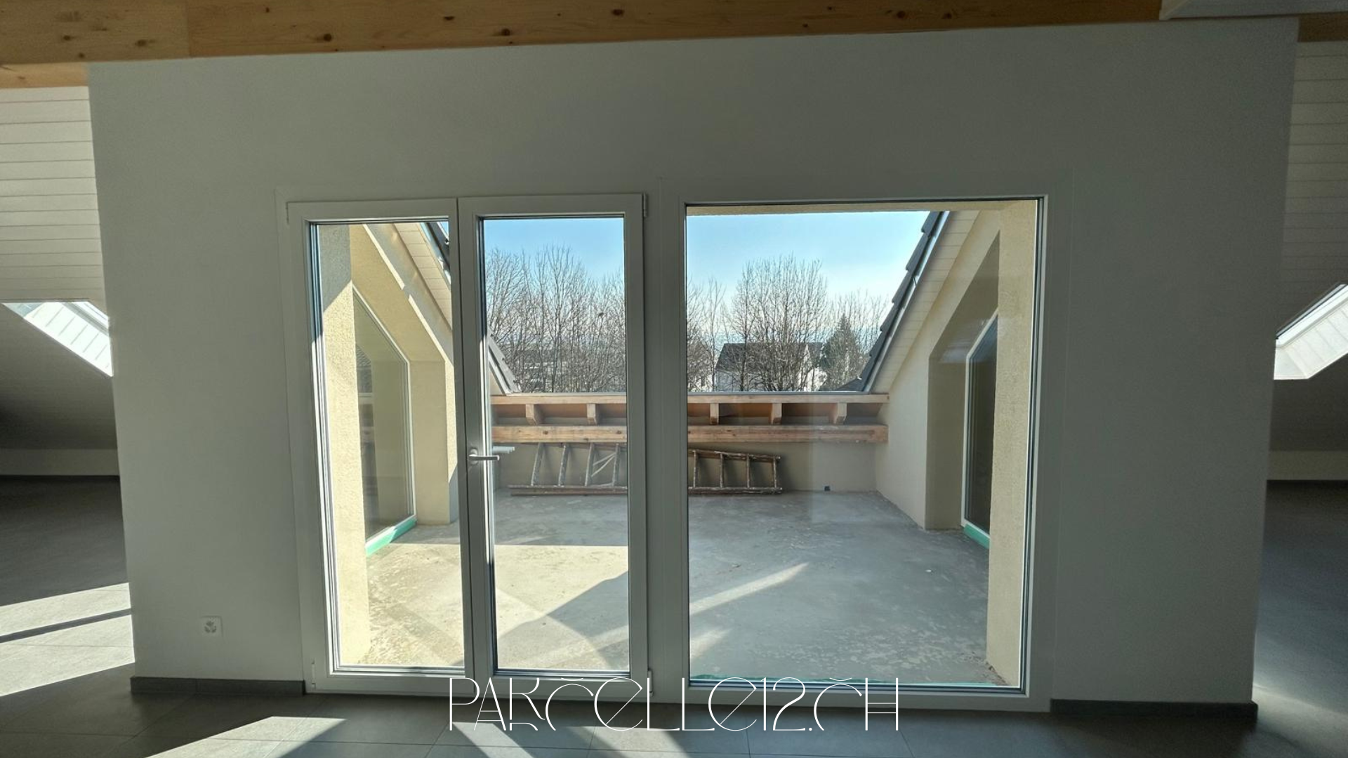 Dachgeschossraum mit Balkon- bzw. Terrassentür