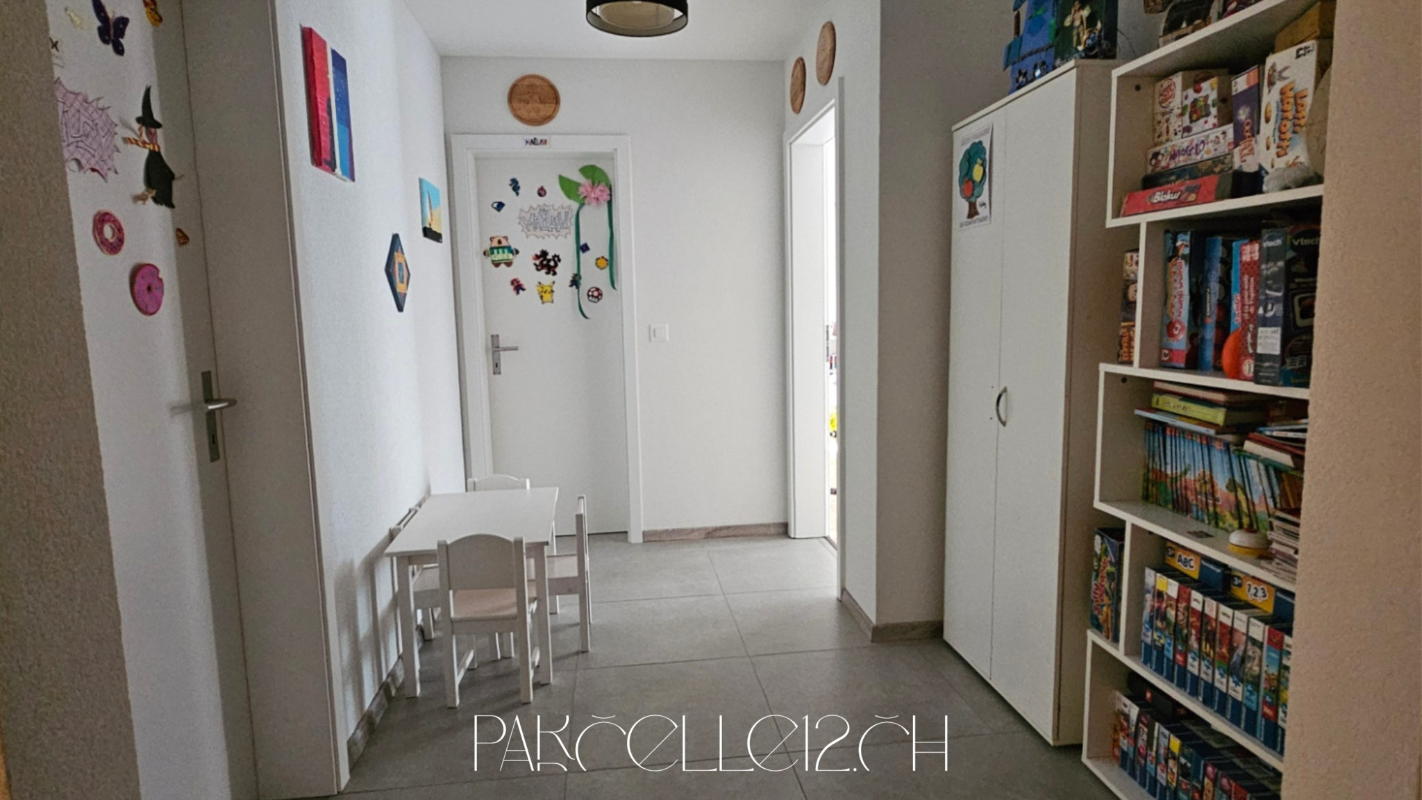 Heller Kinderflur mit Spiel- und Stauraummöbeln