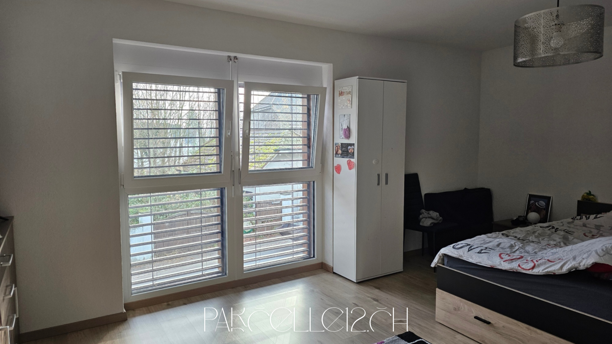 Helles Schlafzimmer mit großem Fenster