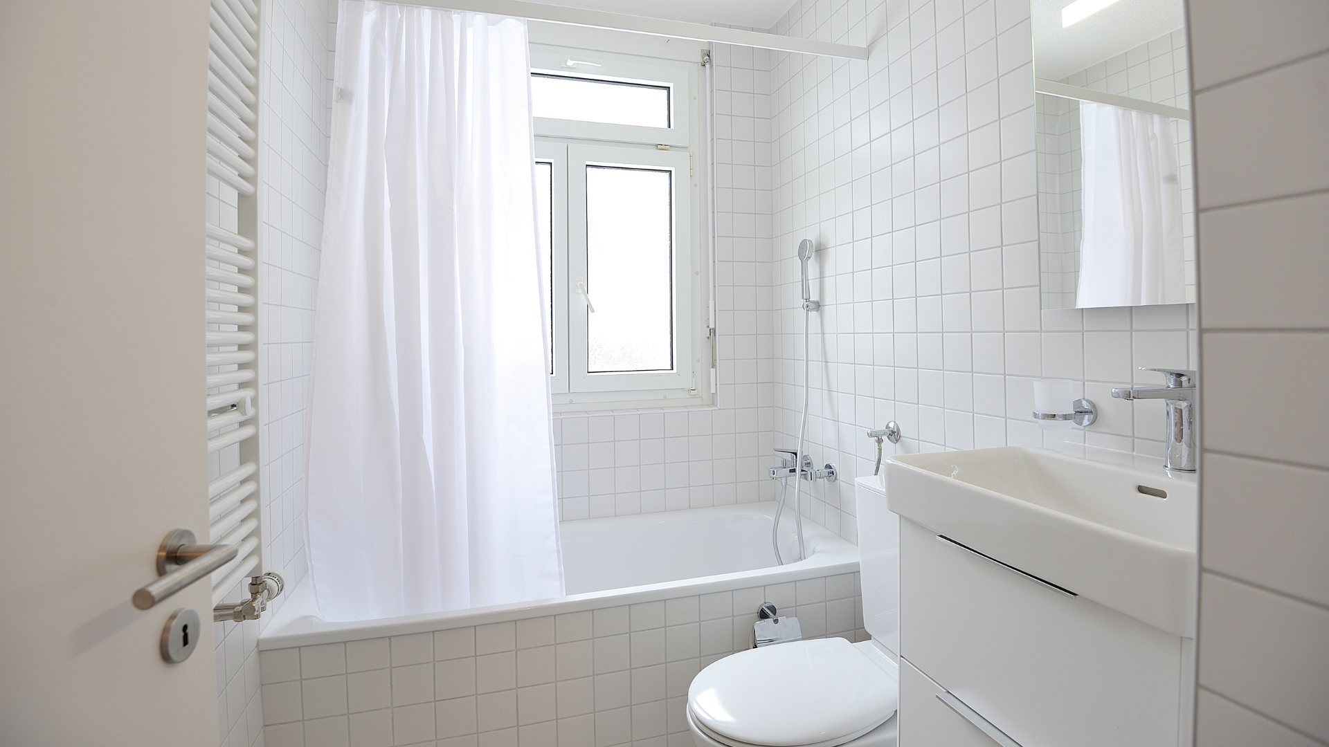 Helles Badezimmer mit Badewanne und WC