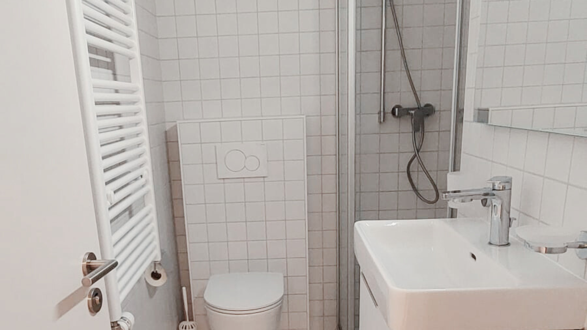 Kompaktes Badezimmer mit Dusche und WC