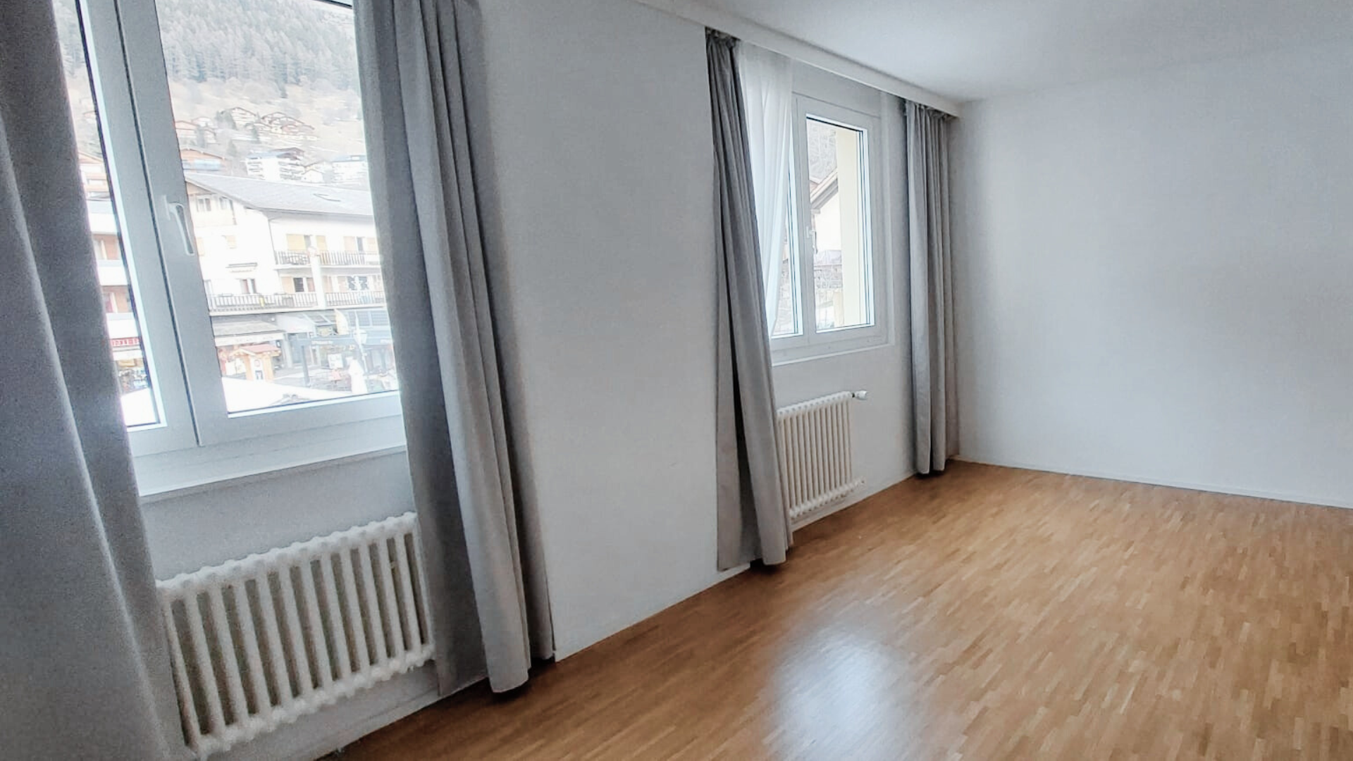 Heller leerer Raum mit Fenstern und Heizkörpern