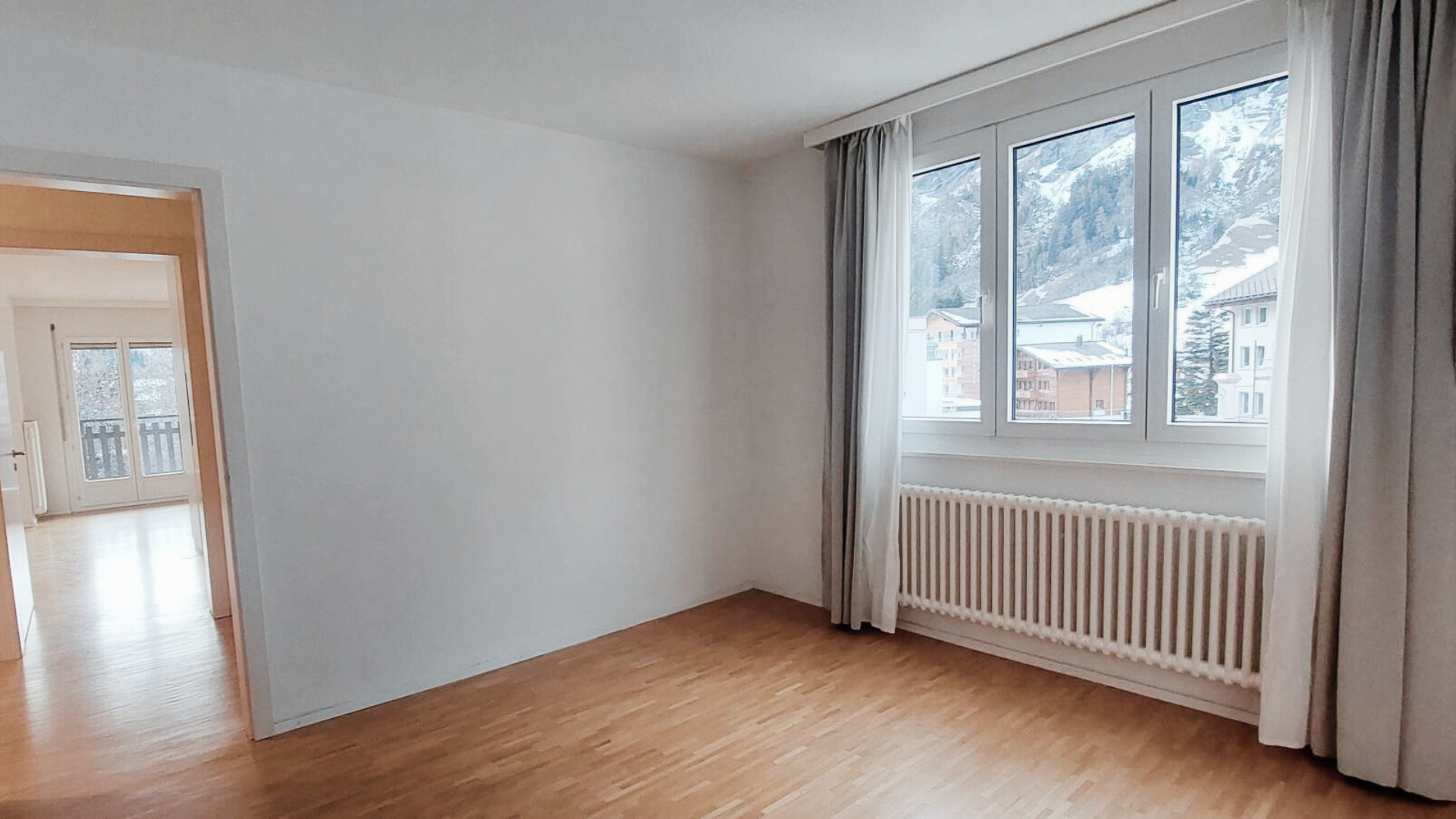 Leeres Schlafzimmer mit Bergblick