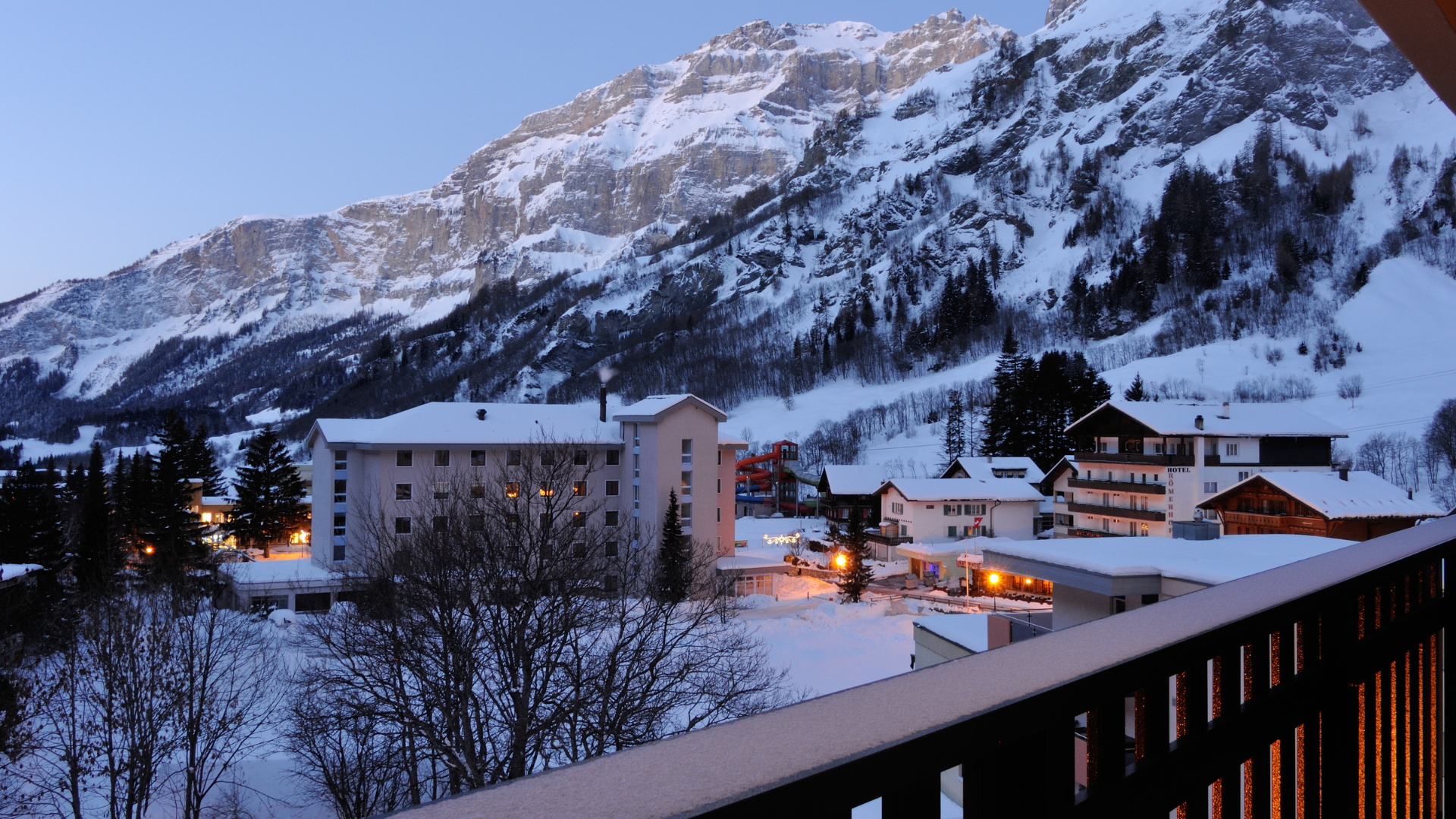 Bergblick über verschneite Ortschaft