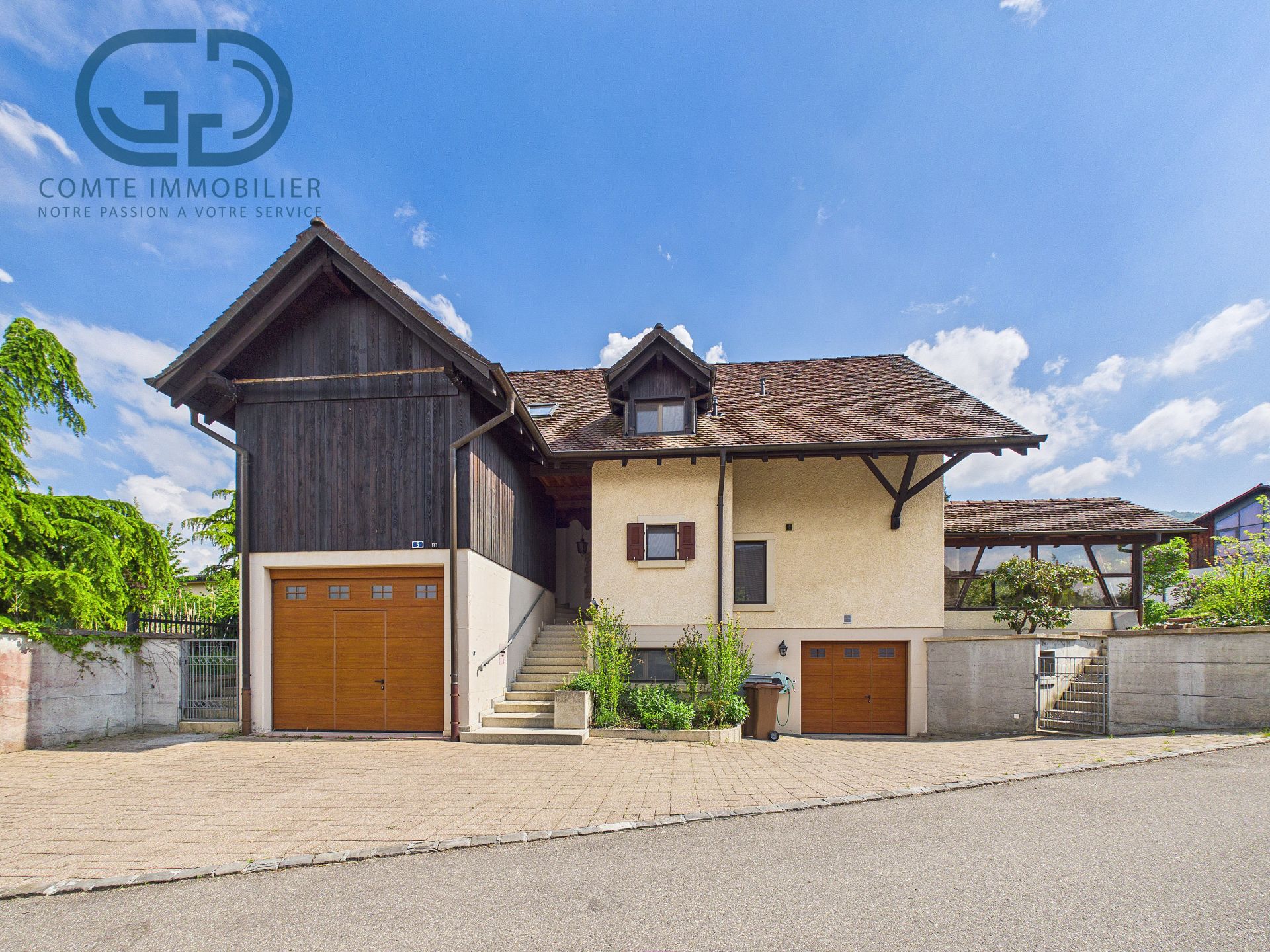 Außenansicht eines Hauses mit Garage
