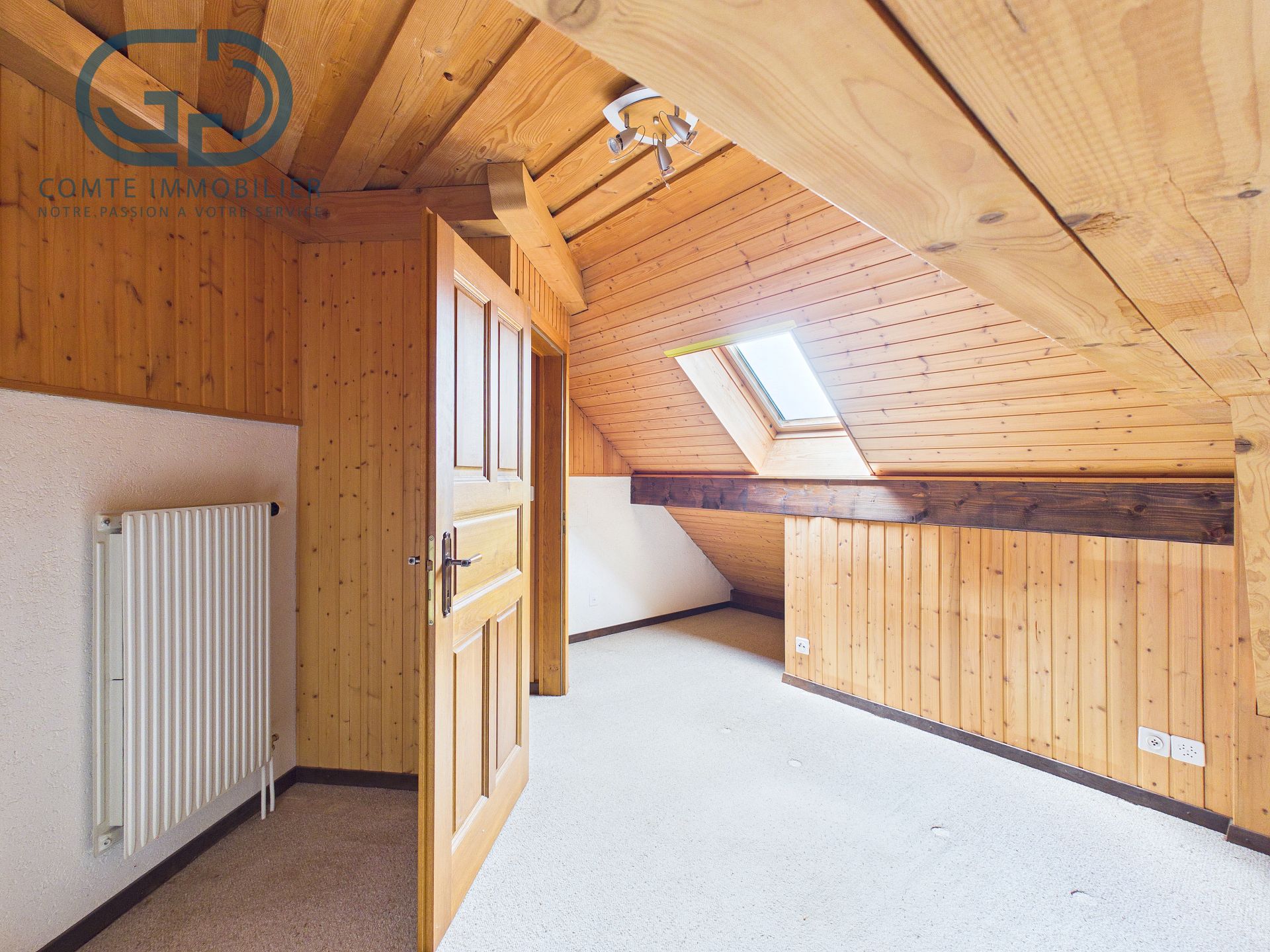 Dachgeschossraum mit Holzverkleidung