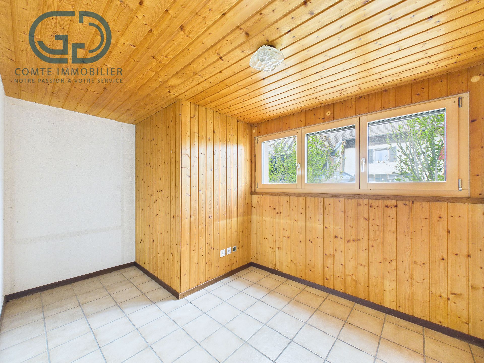 Holzvertäfelter heller Raum mit Fenster