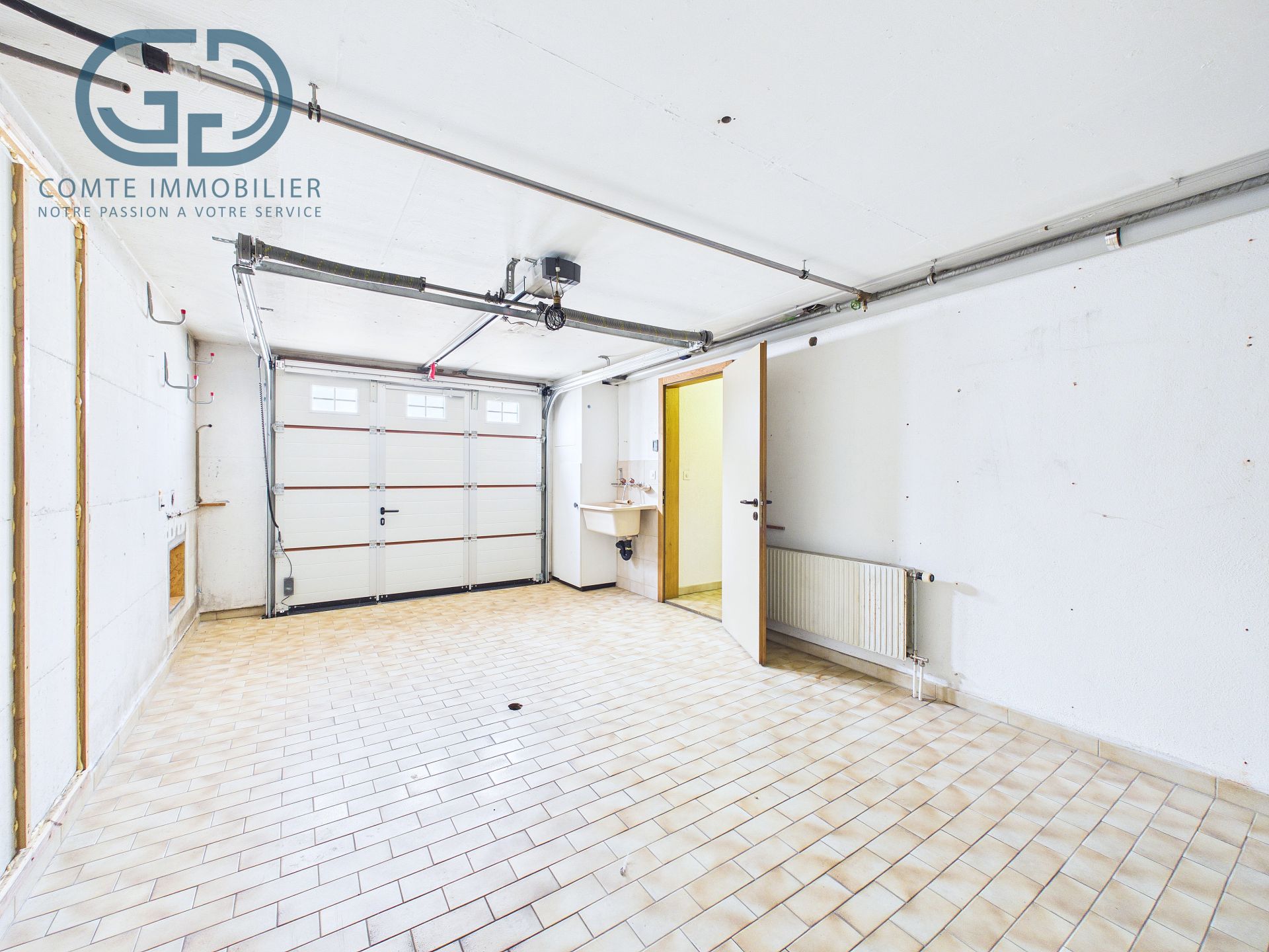 Große Garage mit Fliesenboden