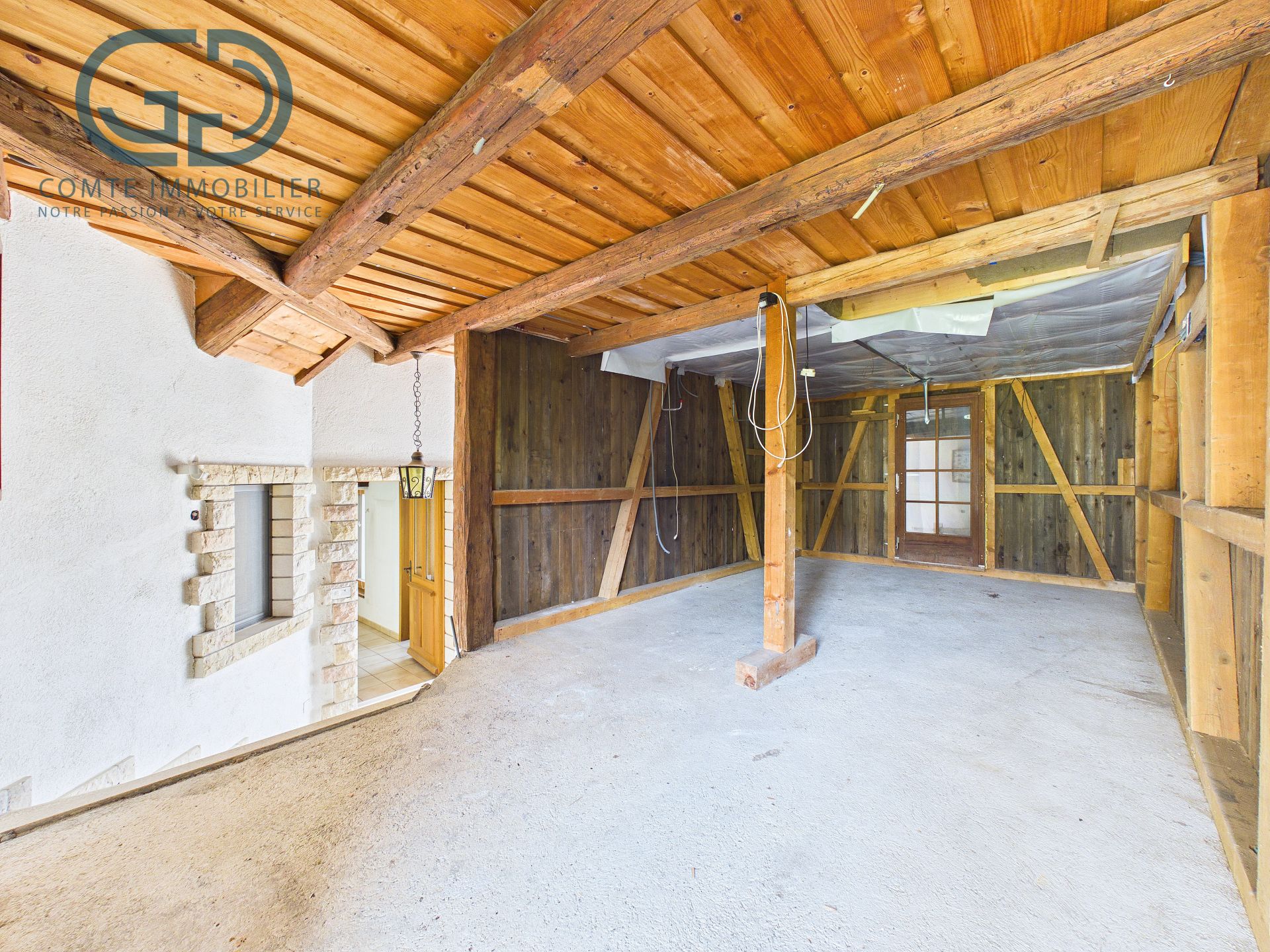 Ausgebauter Dachraum mit Holzbalken