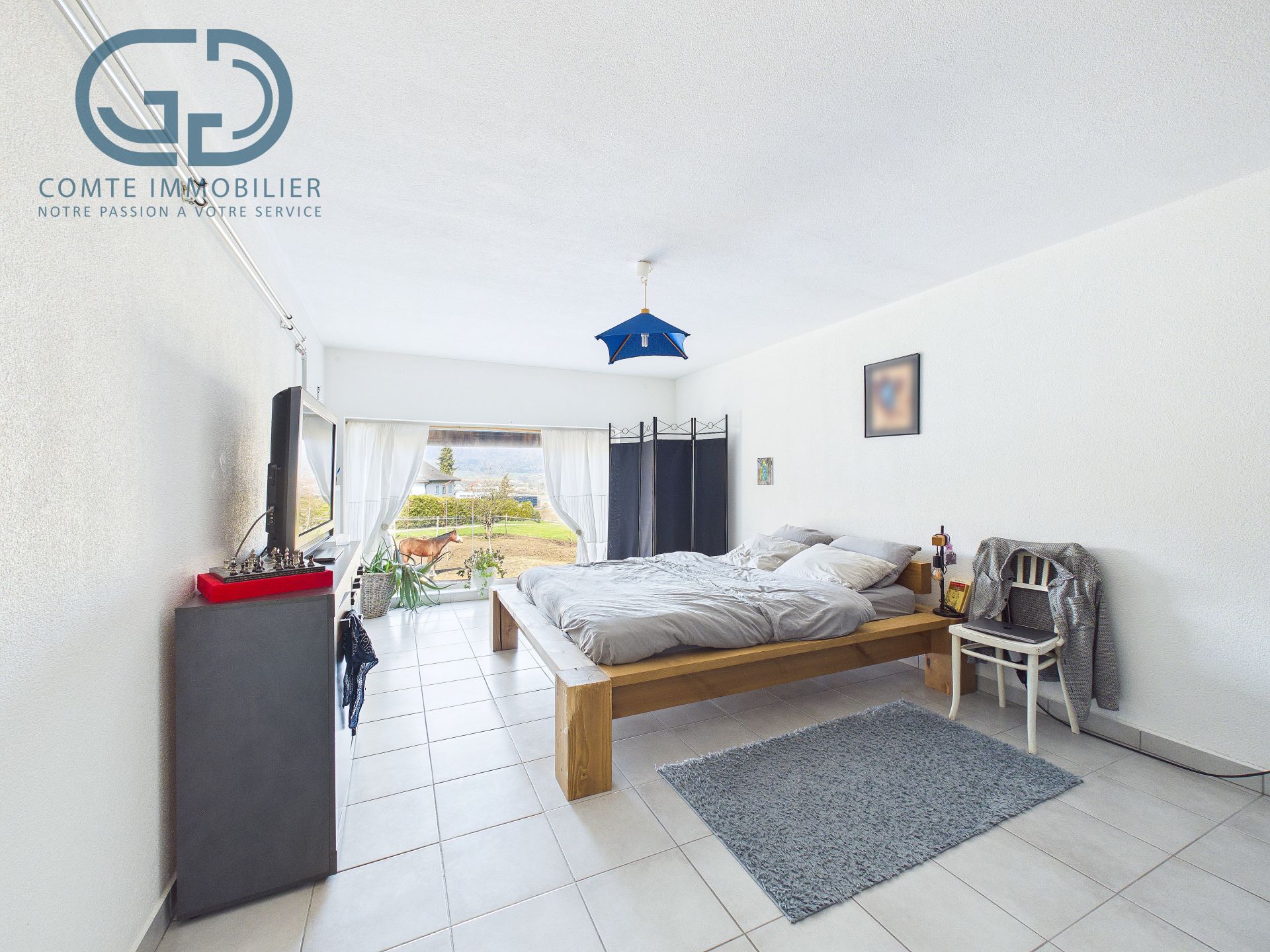 Helles Schlafzimmer mit Blick ins Grüne