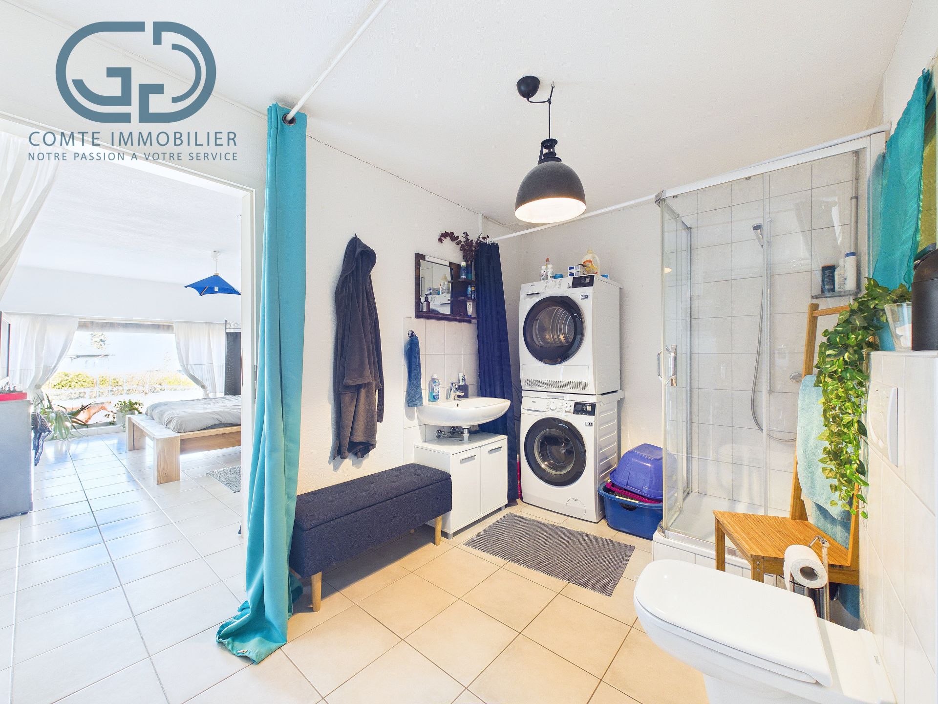 Badezimmer mit Waschmaschine und Dusche
