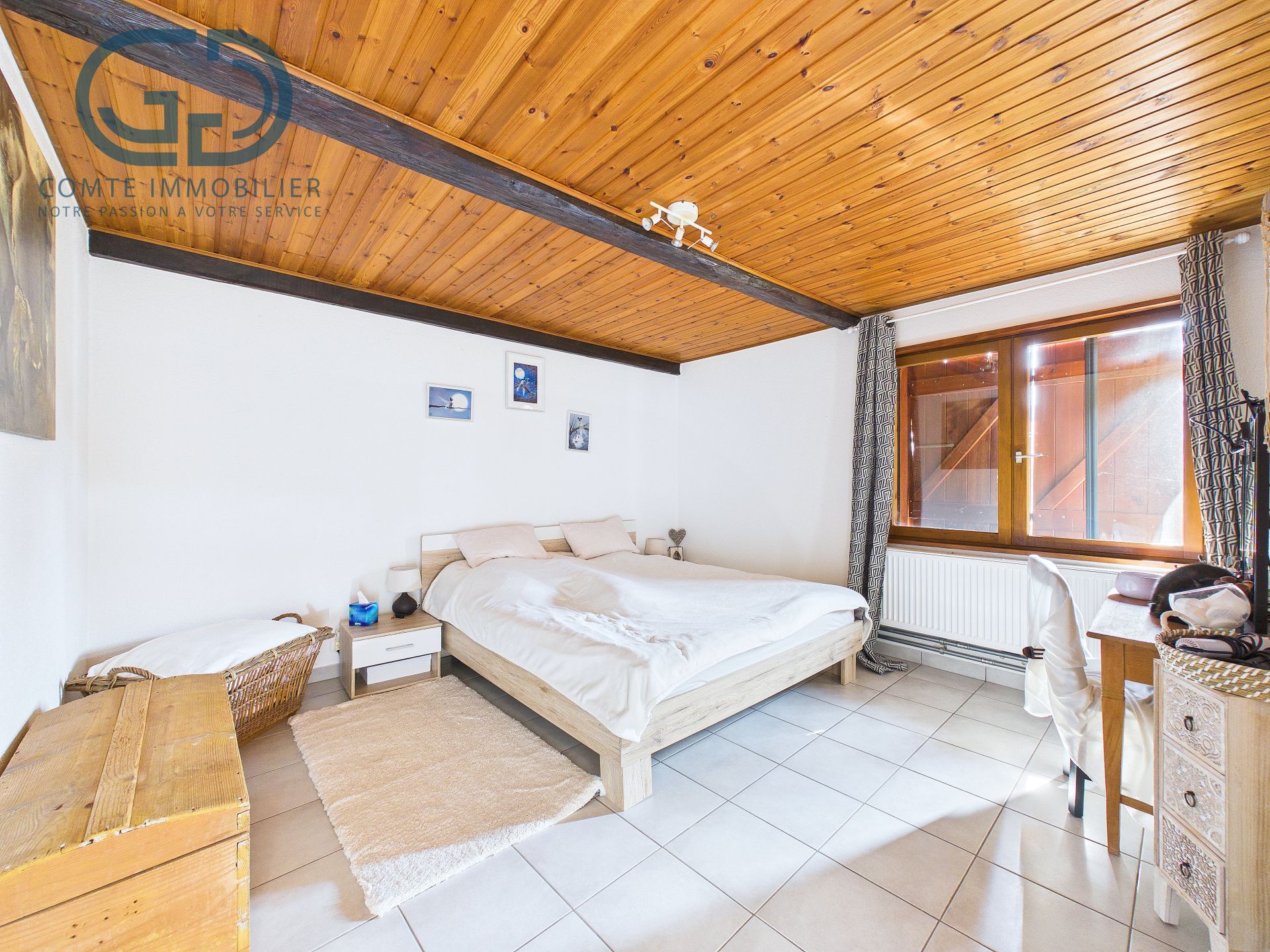 Helles Schlafzimmer mit Holzdecke