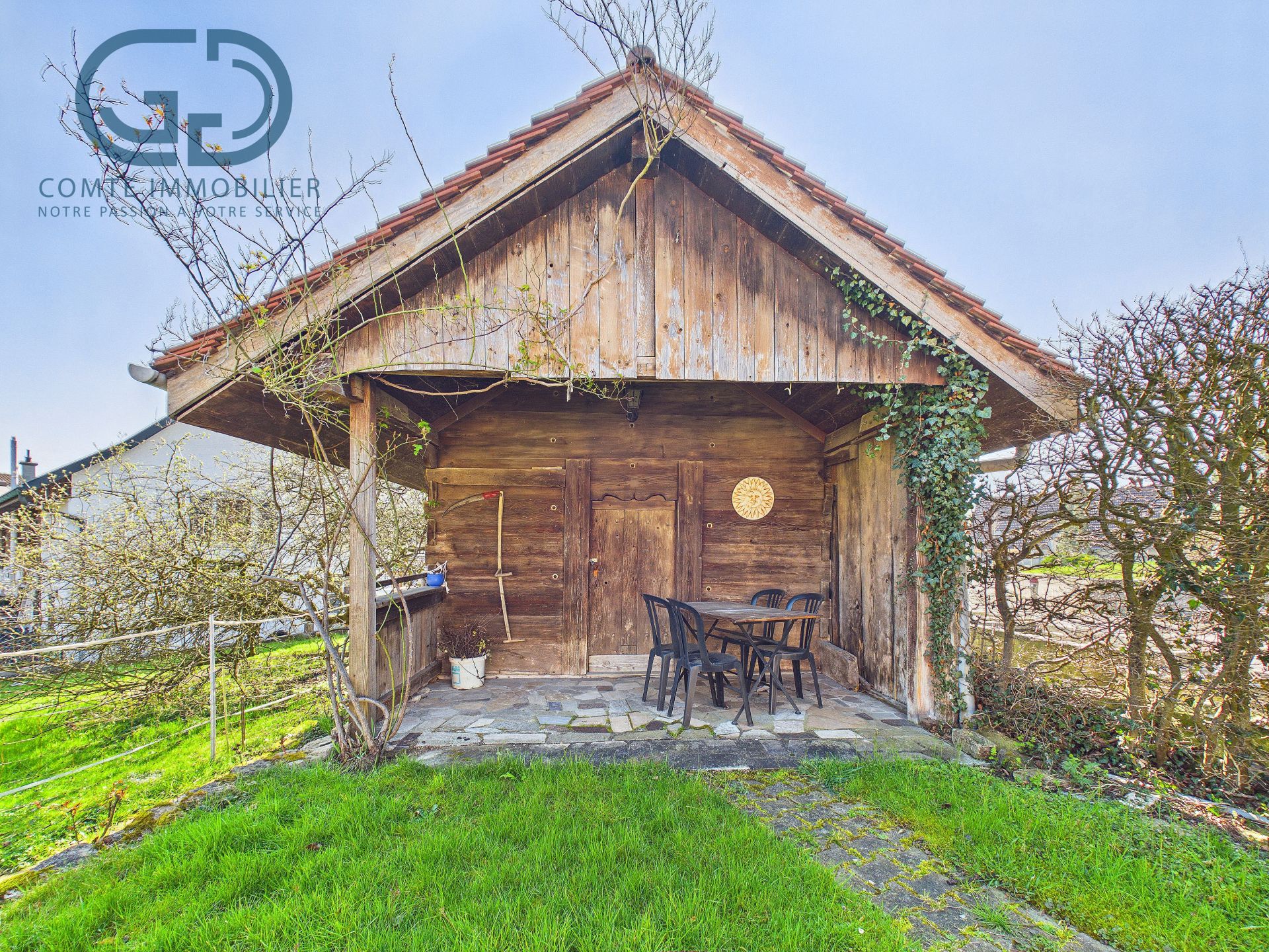 Rustikale Holzhütte mit überdachter Terrasse