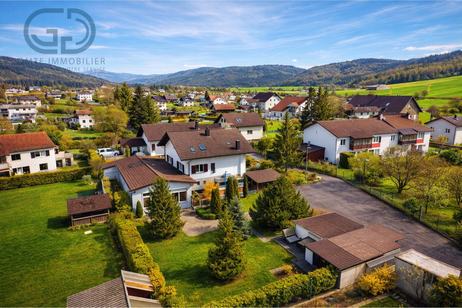 Luftaufnahme eines Wohngebiets mit Bergpanorama