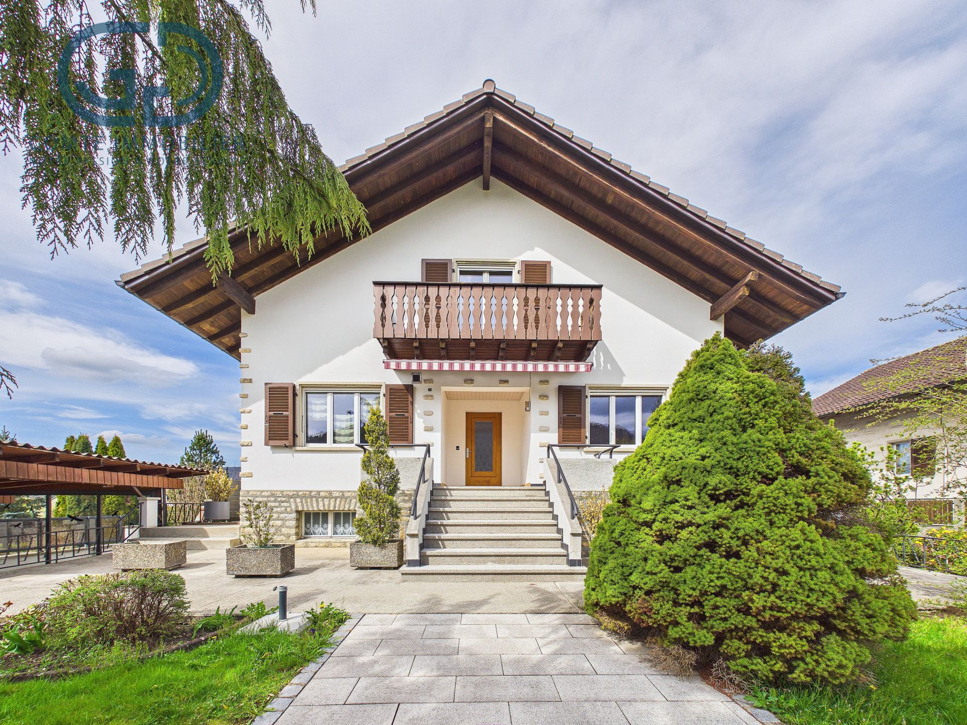Einfamilienhaus mit großem Satteldach und Gartenfront