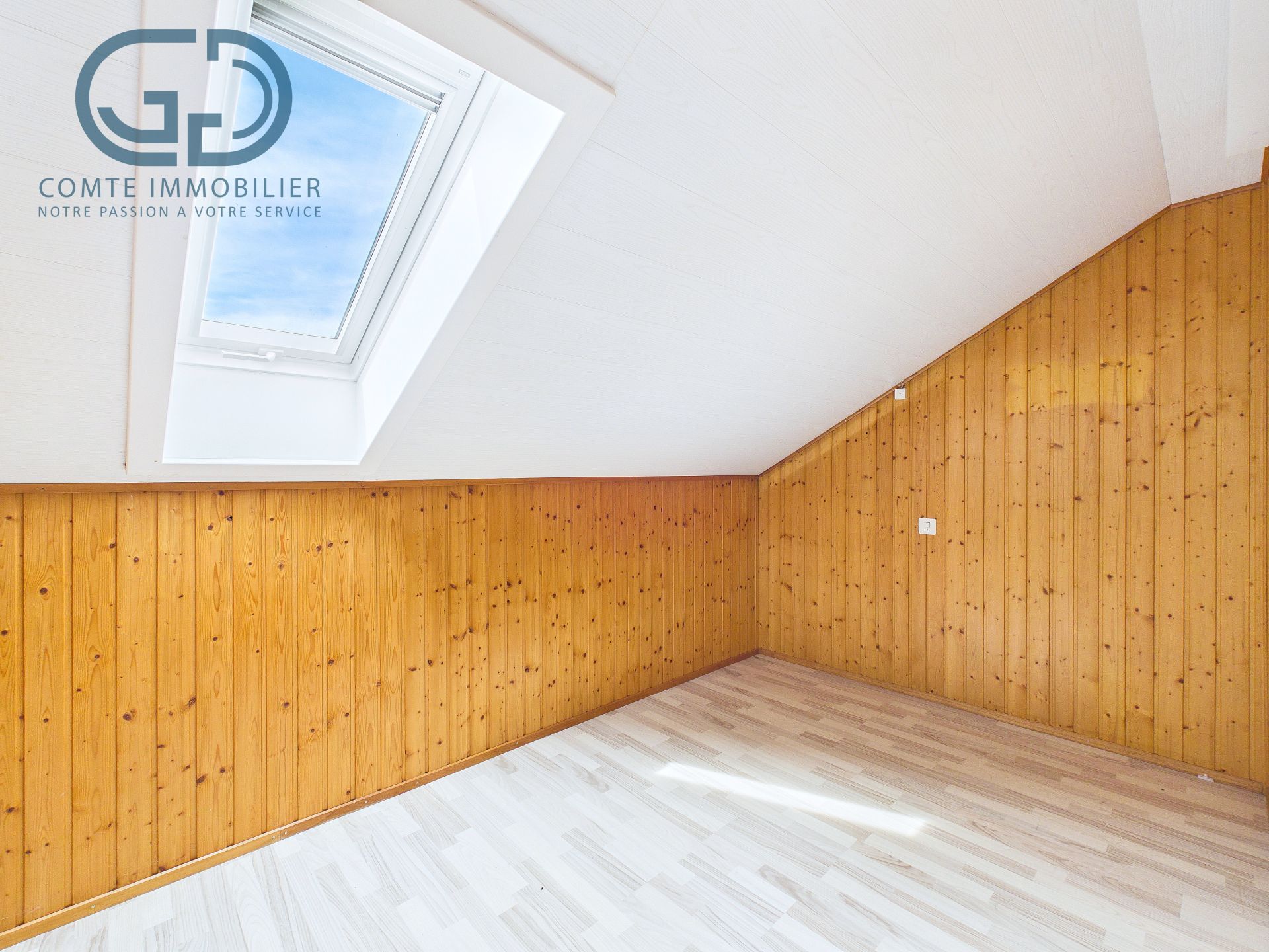 Dachgeschosszimmer mit Dachfenster