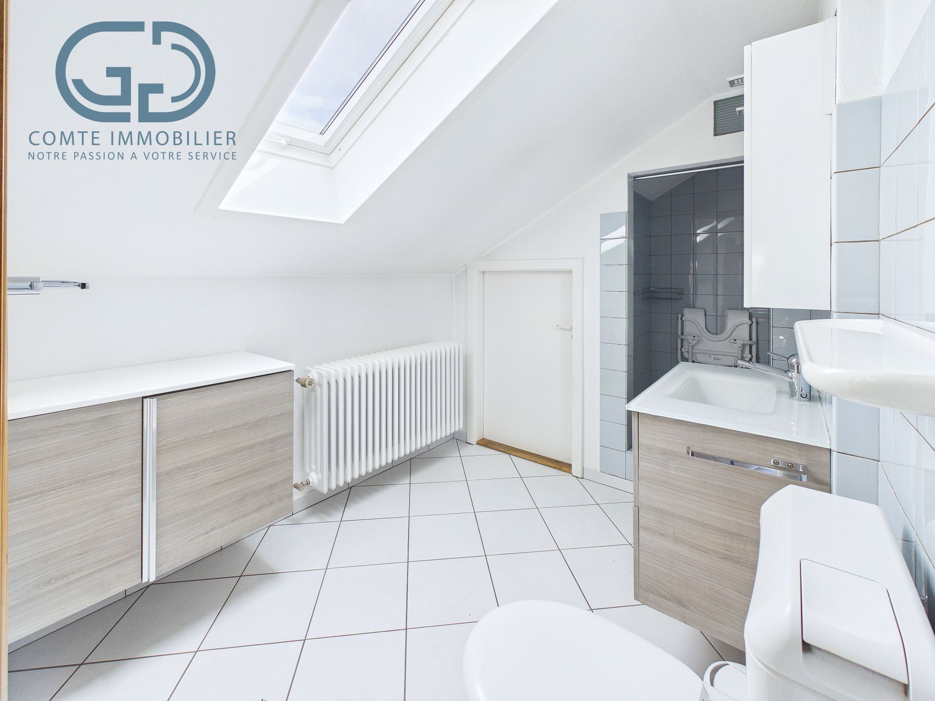 Helles Dachgeschoss-Badezimmer mit WC