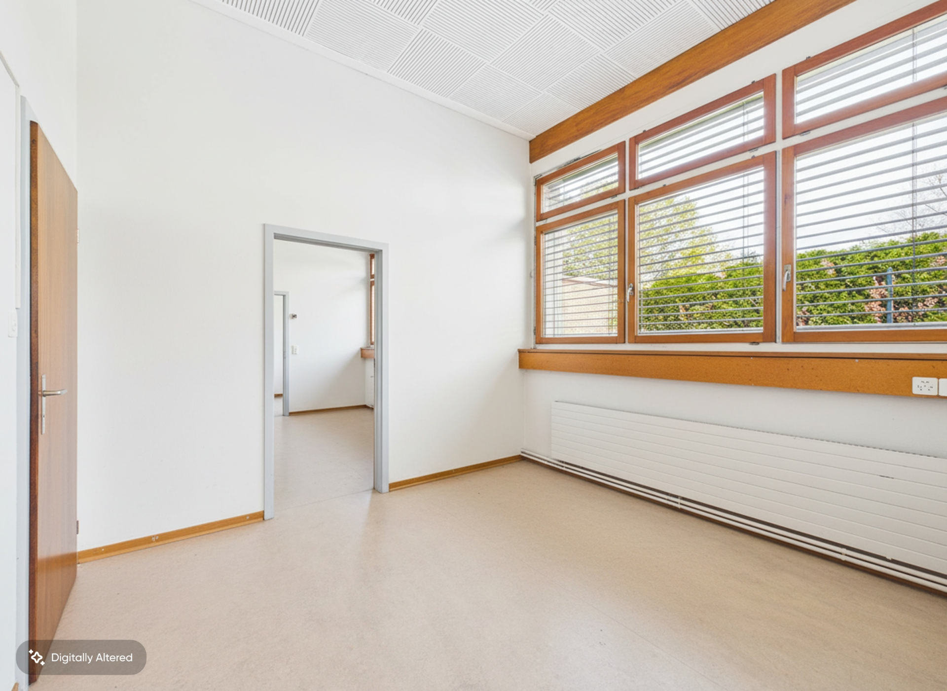 Helles, leeres Zimmer mit großen Holzfenstern
