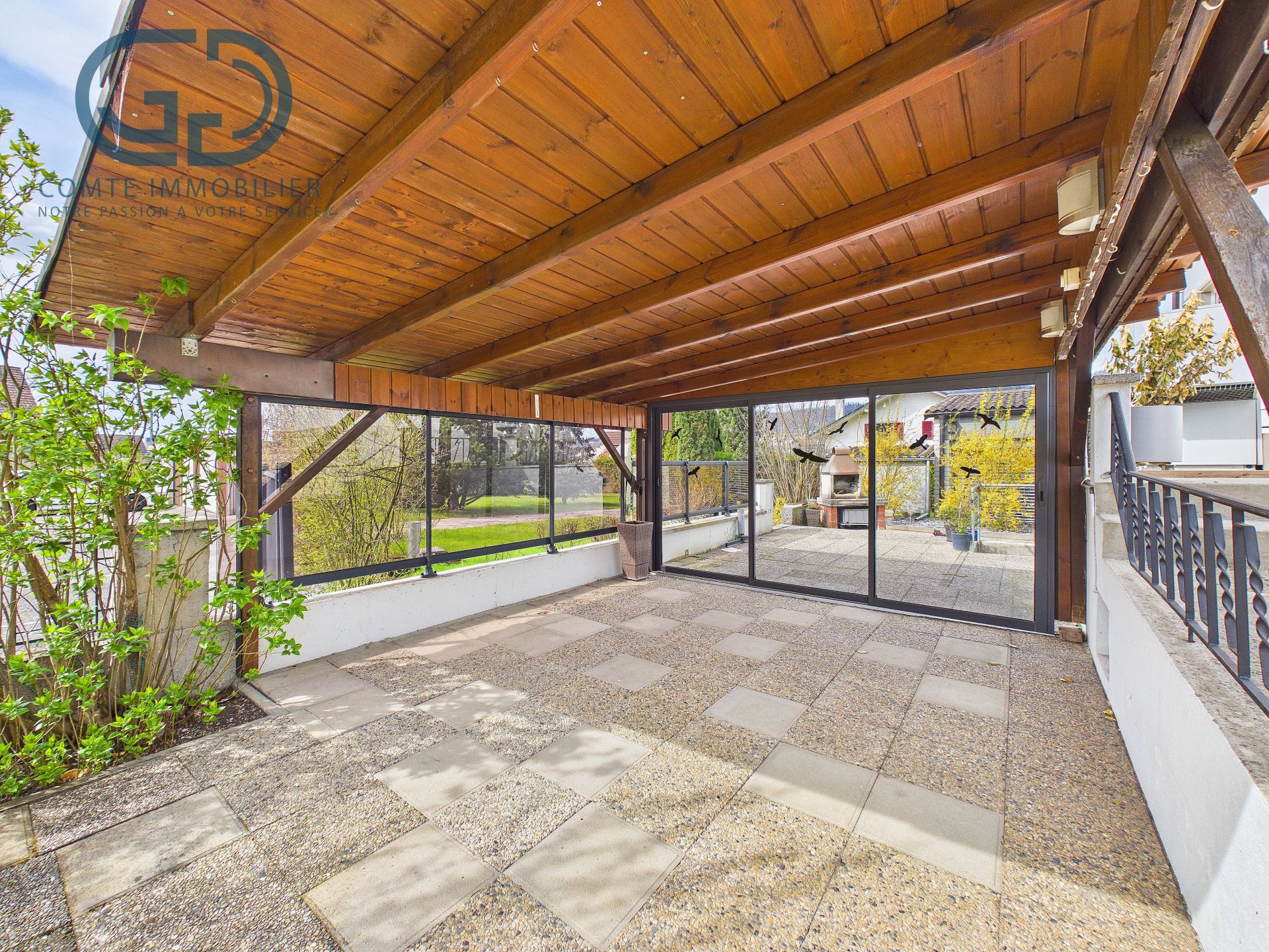 Überdachte Terrasse mit Holzdecke
