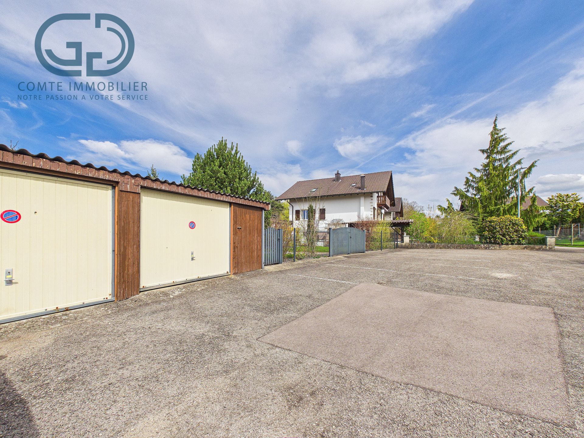 Außenansicht mit Garagenhof und Wohnhaus