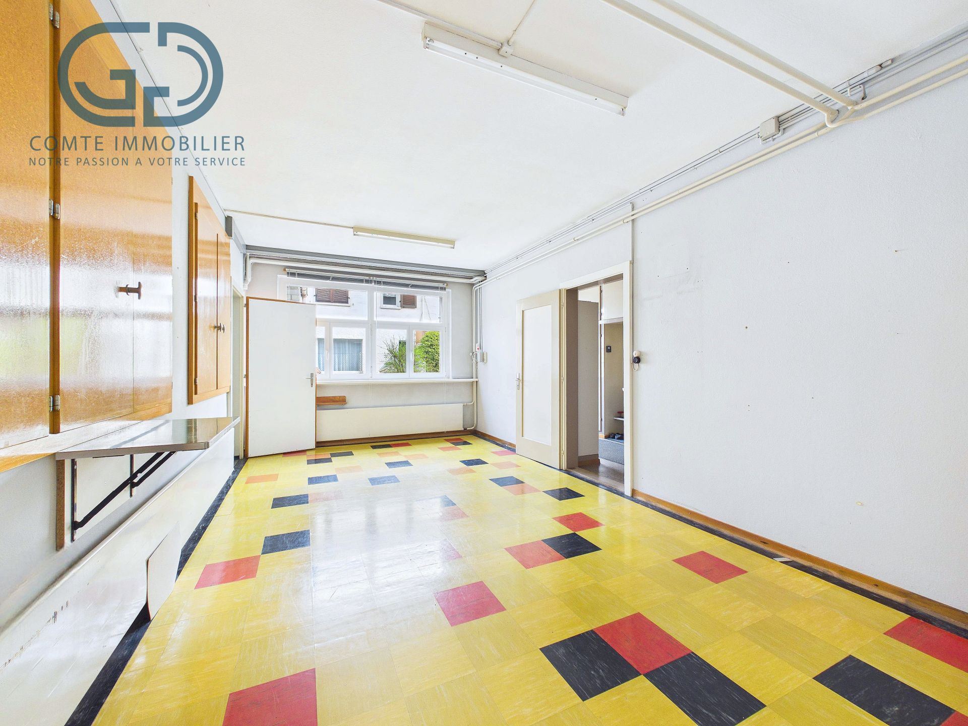 Helles leeres Zimmer mit buntem Boden